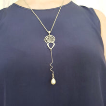Load image into Gallery viewer, Contemporary Necklace - Silver Tone Pendant: Metal chain (Product ref: N106)