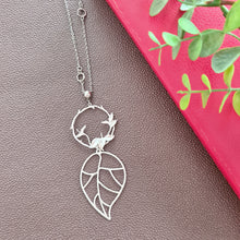 Load image into Gallery viewer, Contemporary Necklace - Silver Tone Pendant: Metal chain (Product ref: N082)