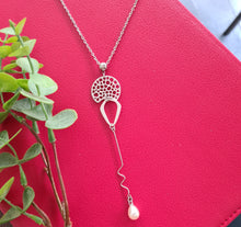 Load image into Gallery viewer, Contemporary Necklace - Silver Tone Pendant: Metal chain (Product ref: N106)