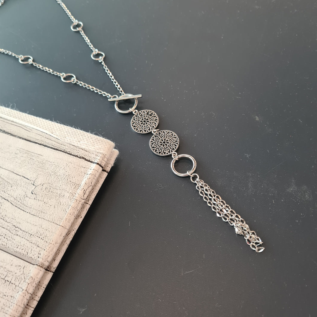 Contemporary Necklace - Silver Tone Pendant: Metal chain (Product ref: N253-S)