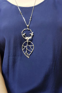 Contemporary Necklace - Silver Tone Pendant: Metal chain (Product ref: N082)