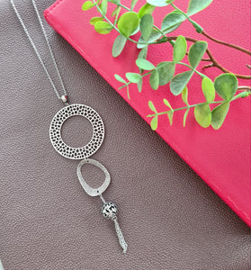 Contemporary Necklace - Silver Tone Pendant: Metal chain (Product ref: N085)