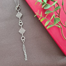 Load image into Gallery viewer, Contemporary Necklace - Silver Tone Pendant: Metal chain (Product ref: N254)
