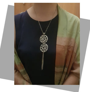 Contemporary Necklace - Silver Tone Pendant: Metal chain (Product ref: N291)