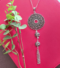 Load image into Gallery viewer, Contemporary Necklace - Silver Tone Pendant: Metal chain (Product ref: N293)
