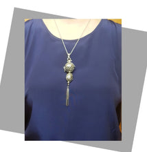 Load image into Gallery viewer, Contemporary Necklace - Silver Tone Pendant: Metal chain (Product ref: N296-S)
