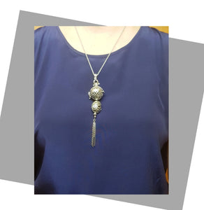 Contemporary Necklace - Silver Tone Pendant: Metal chain (Product ref: N296-S)