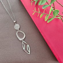 Load image into Gallery viewer, Contemporary Necklace - Silver Tone Pendant: Metal chain (Product ref: N297)
