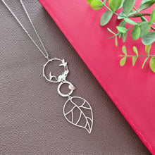 Load image into Gallery viewer, Contemporary Necklace - Silver Tone Pendant: Metal chain (Product ref: N299)
