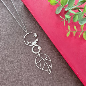 Contemporary Necklace - Silver Tone Pendant: Metal chain (Product ref: N299)