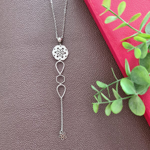 Contemporary Necklace - Silver Tone Pendant: Metal chain (Product ref: N313)