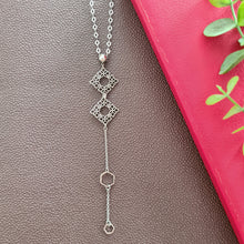 Load image into Gallery viewer, Contemporary Necklace - Silver Tone Pendant: Metal chain (Product ref: N315)
